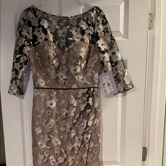 1/4 sleeve gown - Picture 3 of 4